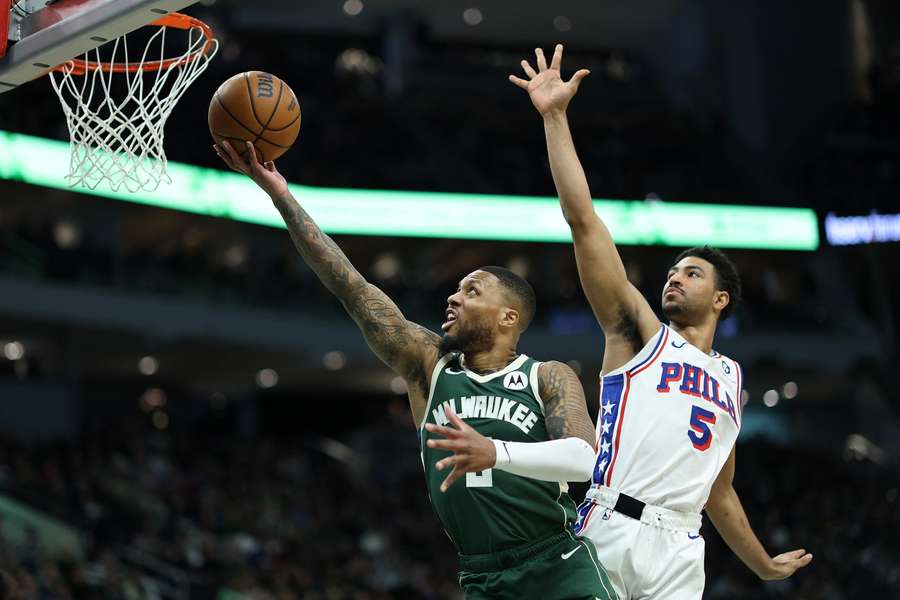 Osłabieni Bucks pokonali 76ers po świetnym występie Lillarda