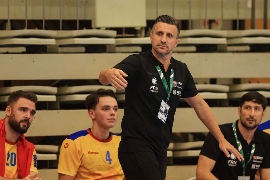 Handbaliștii români și antrenorul George Buricea