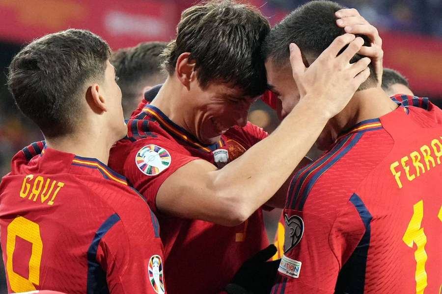 Gavi lesiona-se na primeira parte e abandona o jogo Espanha-Geórgia em  lágrimas
