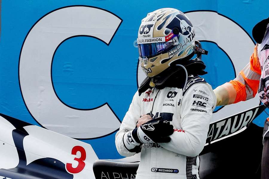 Daniel Ricciardo segura o pulso depois de se despistar em Zandvoort