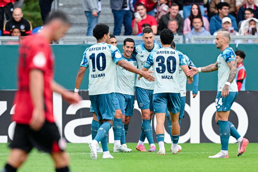 Patrik Schick přijímá gratulace ke gólu proti Wehenu. Patrik Schick přijímá gratulace ke gólu proti Wehenu.