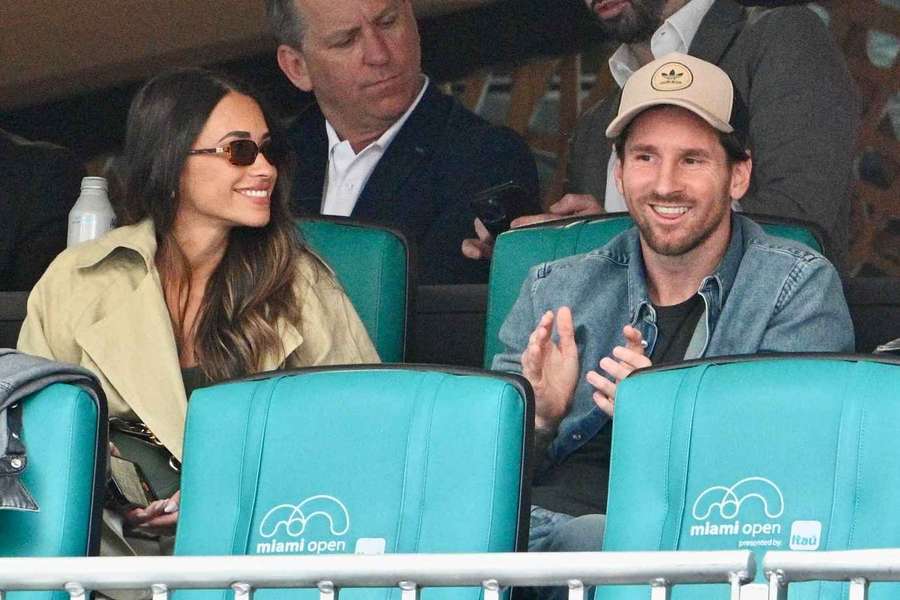 Lionel Messi (d.) y su esposa Antonella Roccuzzo