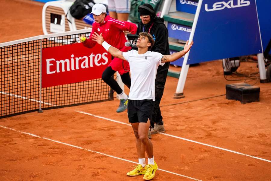 O festejo de Flavio Cobolli no final da partida com Andrey Rublev