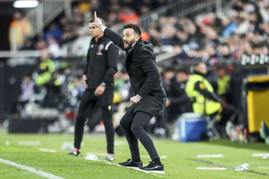 Corberán da órdenes durante el duelo ante la Real Sociedad.