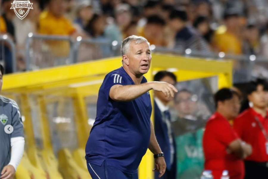 Dan Petrescu oferind indicații noilor jucători