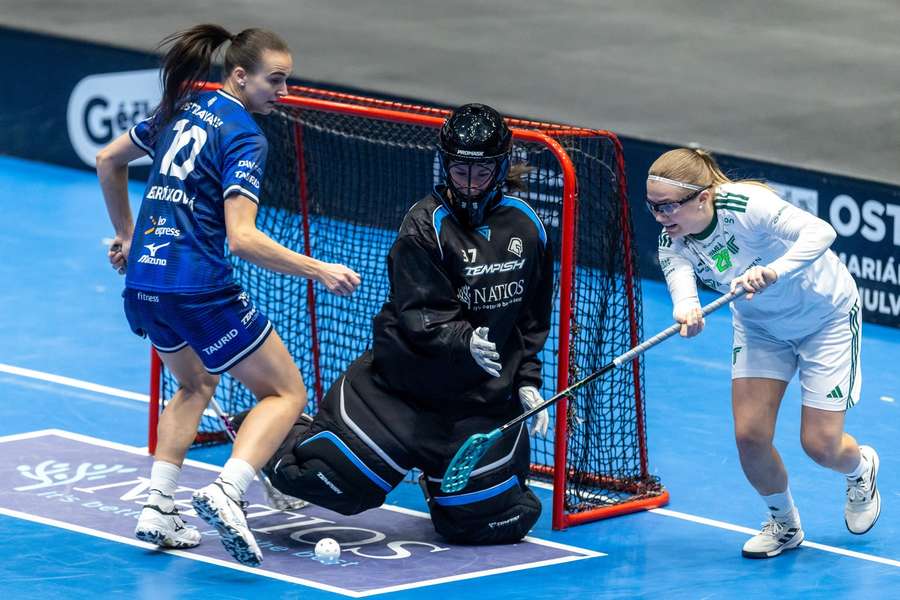 Florbalistky Vítkovic (v modrém) podlehly ve finále Poháru mistryň Thorengruppenu 2:9.