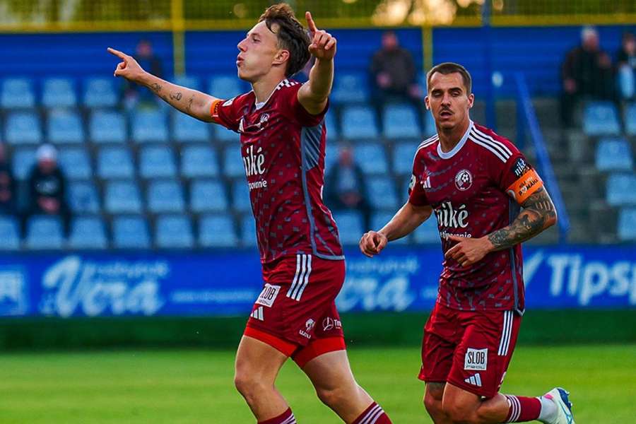 Šiler oslavuje gól do siete Michaloviec.