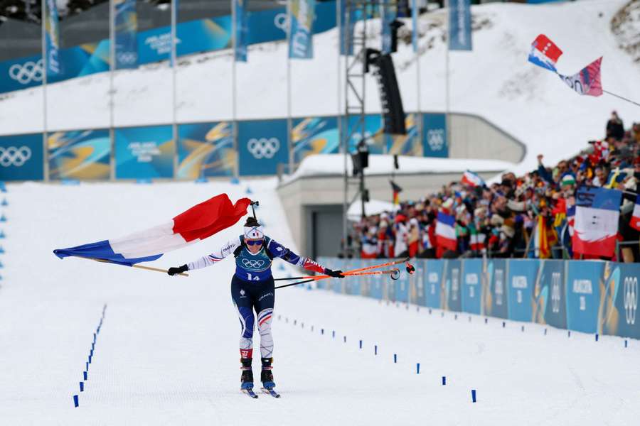 Julia Simon taglia il traguardo con il tricolore francese