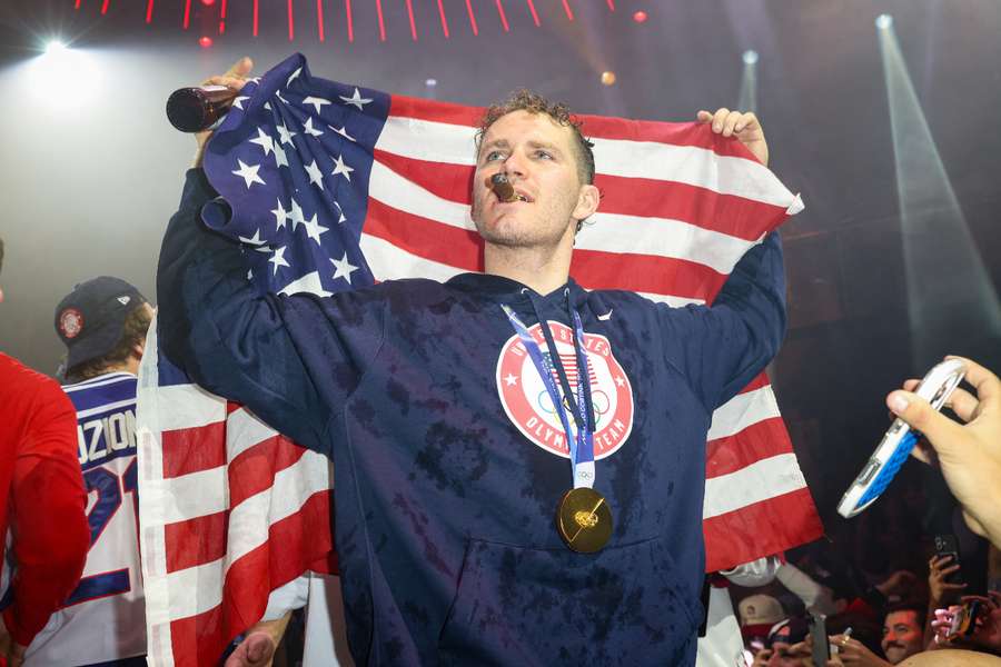 Matthew Tkachuk nach dem Gewinn der olympischen Goldmedaille Matthew Tkachuk nach dem Gewinn der olympischen Goldmedaille