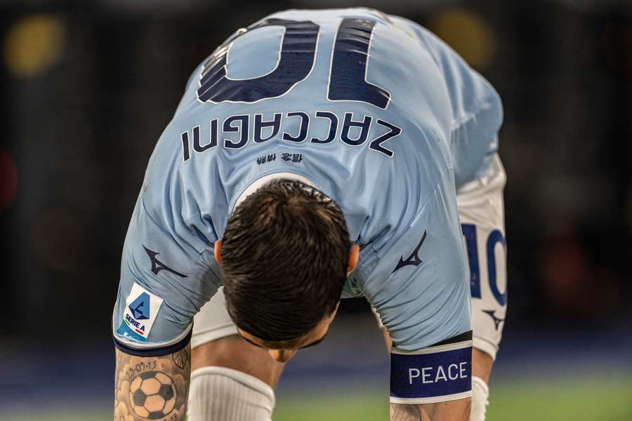 Con la fascia al braccio durante il derby