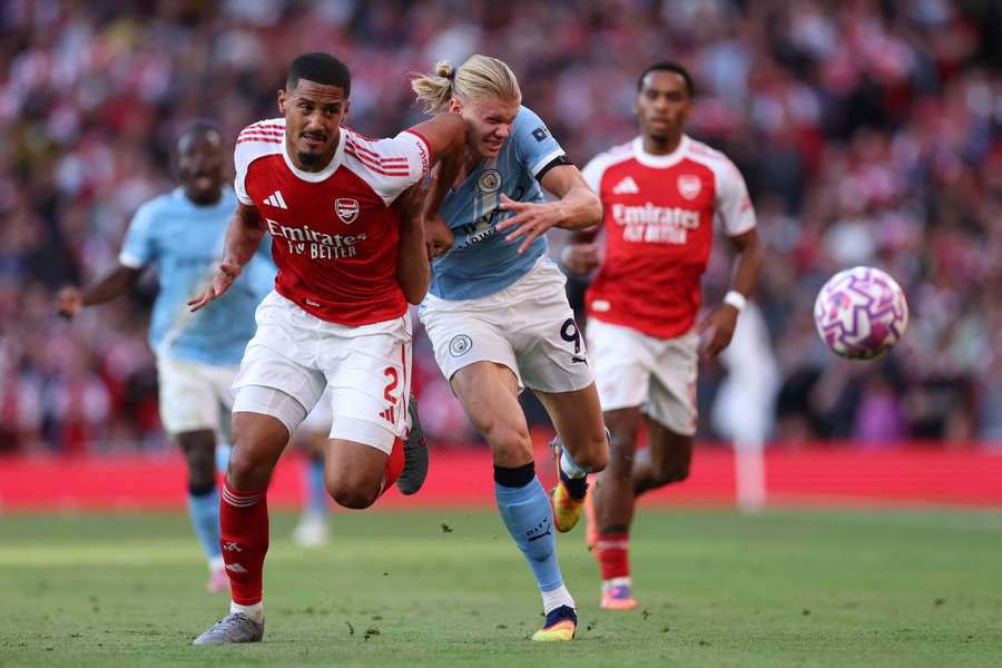 Saliba em duelo com Haaland no fim de semana passado.