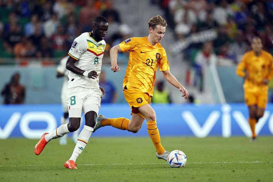 Defenzívny záložník (vľavo) sa zranil v zápase s Holandskom.