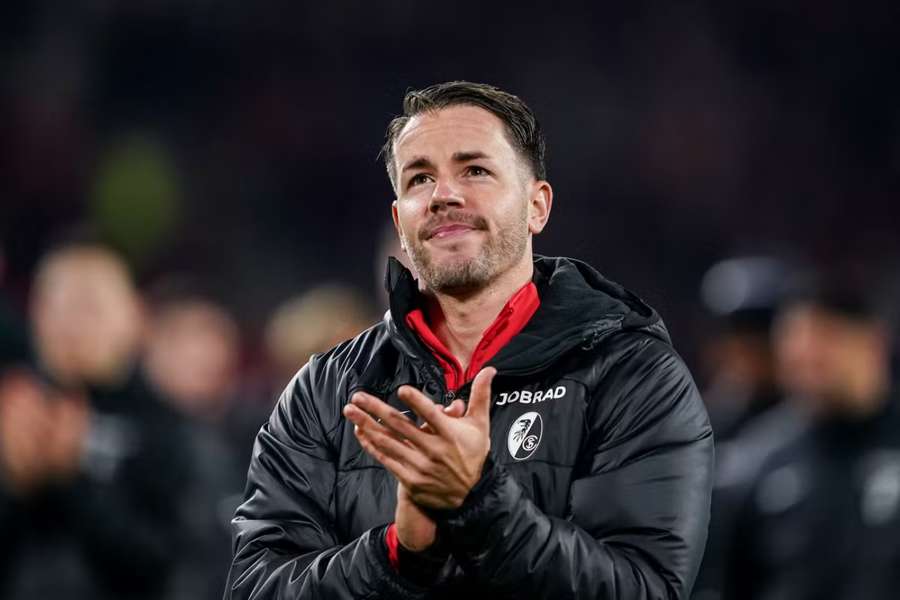 Kapitán Freiburgu Christian Günter děkuje fanouškům po výhře nad St. Pauli.