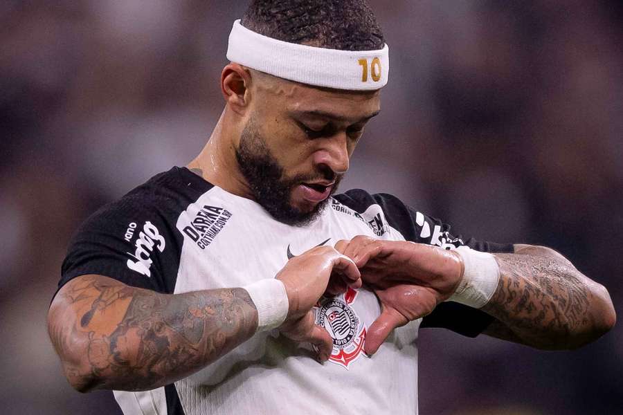 Memphis com a nova camisa alvinegra feita pela Nike