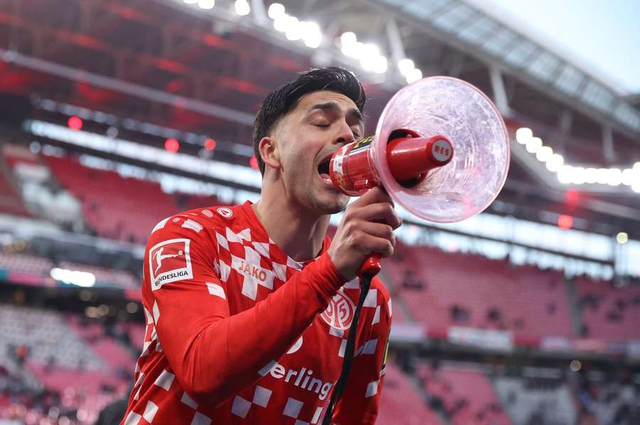 Nadiem Amiri festeja com os adeptos do Mainz