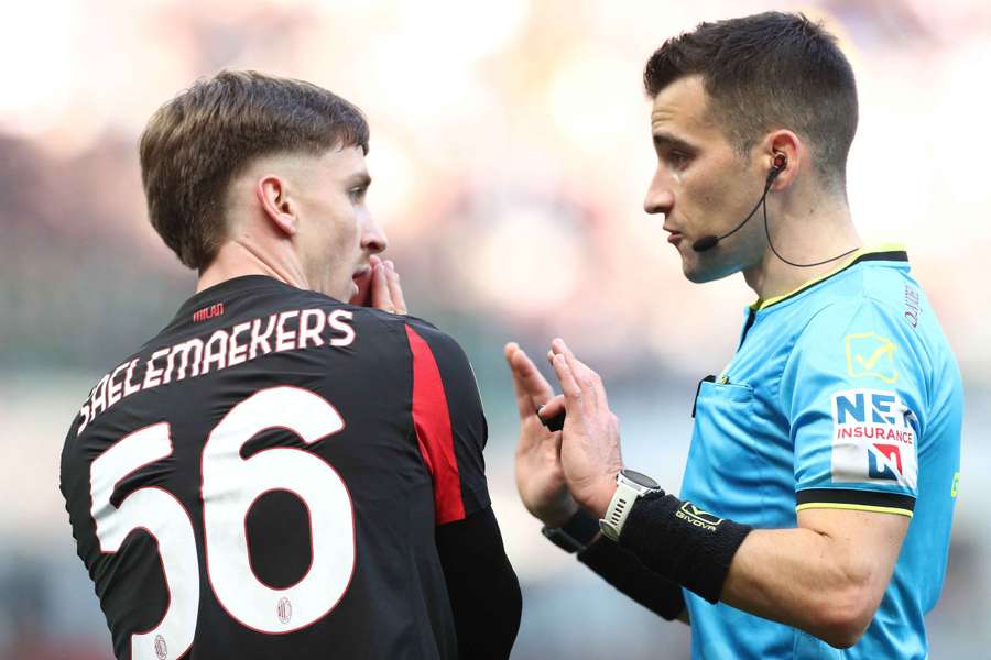 Alexis Saelemaekers protesta una decisione di Davide Crezzini Alexis Saelemaekers protesta una decisione di Davide Crezzini