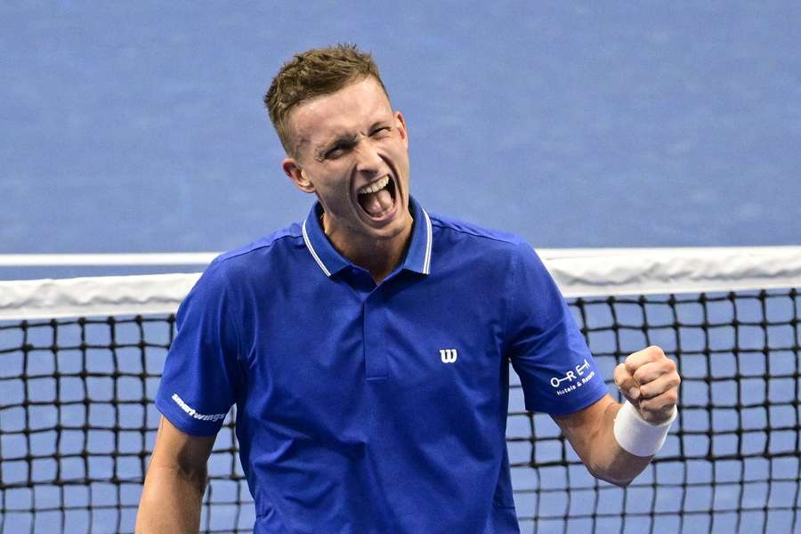Jiří Lehečka v zápase s Benem Sheltonem. Jiří Lehečka v zápase s Benem Sheltonem.