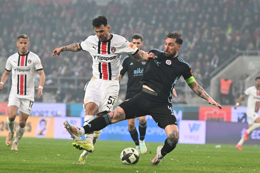 Na trávniku sa bojovalo o každý centimeter. Na trávniku sa bojovalo o každý centimeter.