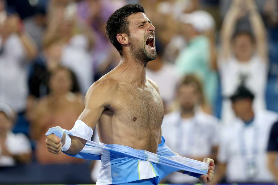 Djokovic, desatado, rompe su camiseta.