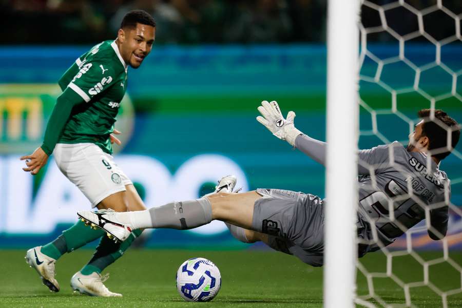Vitor Roque anota para el Palmeiras.