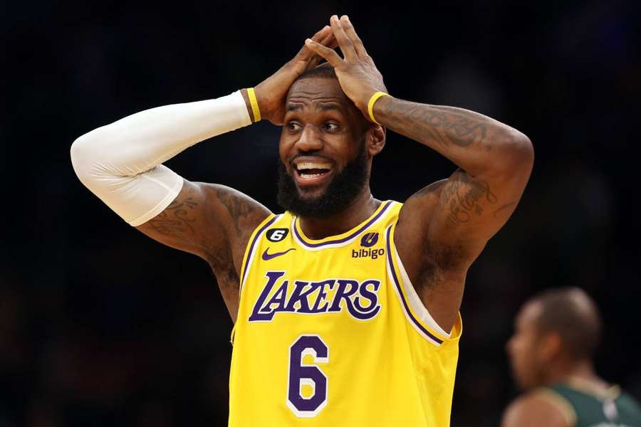 LeBron James ficou indignado com não marcação de falta pela arbitragem em lance capital