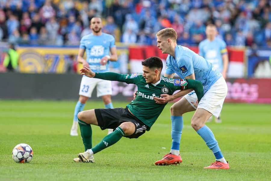 Zawodnik Ruchu Chorzów Jehor Cykało (P) i Bartosz Kapustka (L) z Legii Warszawa podczas meczu półfinałowego Pucharu Polski