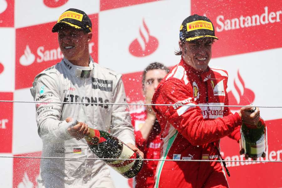 Michael Schumacher (L) i Fernando Alonso (R) w 2012 roku.