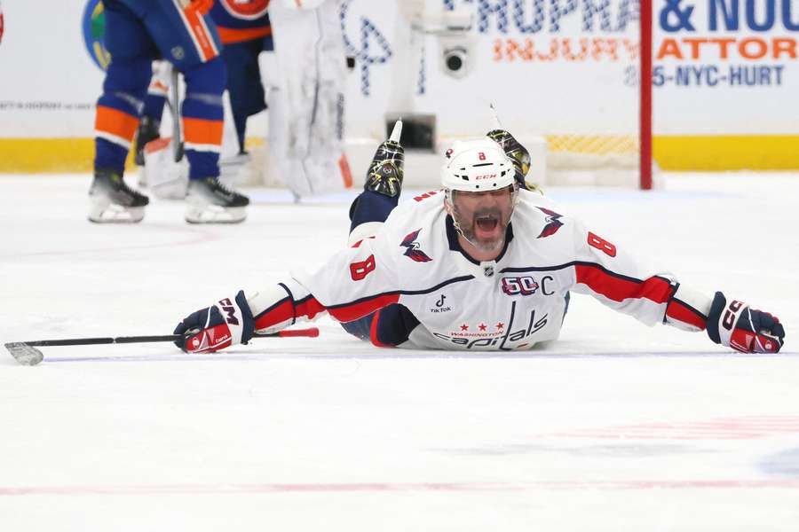 Ovechkin comemora gol histórico marcado sobre os Islanders