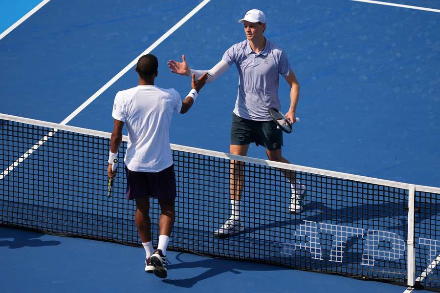 Jannik Sinner (R) shakes hands with Felix Auger-Aliassime Jannik Sinner (R) shakes hands with Felix Auger-Aliassime