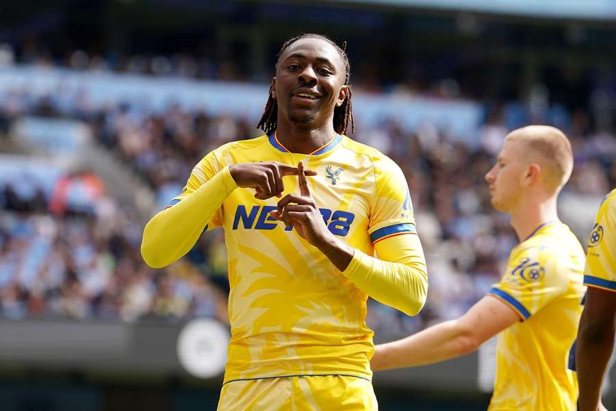 Eberechi Eze de la Crystal Palace sărbătorește marcarea primului gol al echipei sale împotriva lui Manchester City, pe 12 aprilie 2025 Eberechi Eze de la Crystal Palace sărbătorește marcarea primului gol al echipei sale împotriva lui Manchester City, pe 12 aprilie 2025