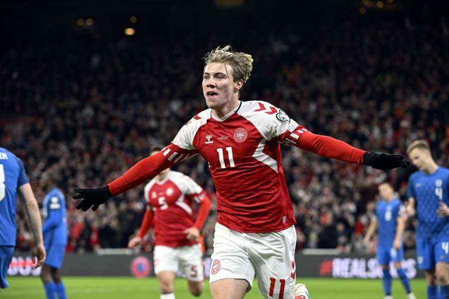 Rasmus Hojlund celebra un gol con Dinamarca ante Finlandia