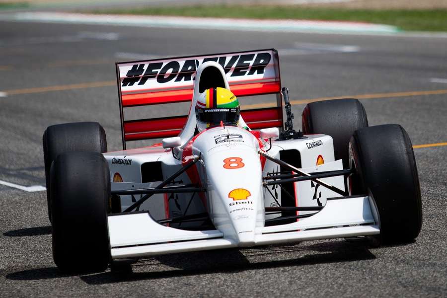 Sebastian Vettel la volanul mașinii sale McLaren, un omagiu adus lui Senna.