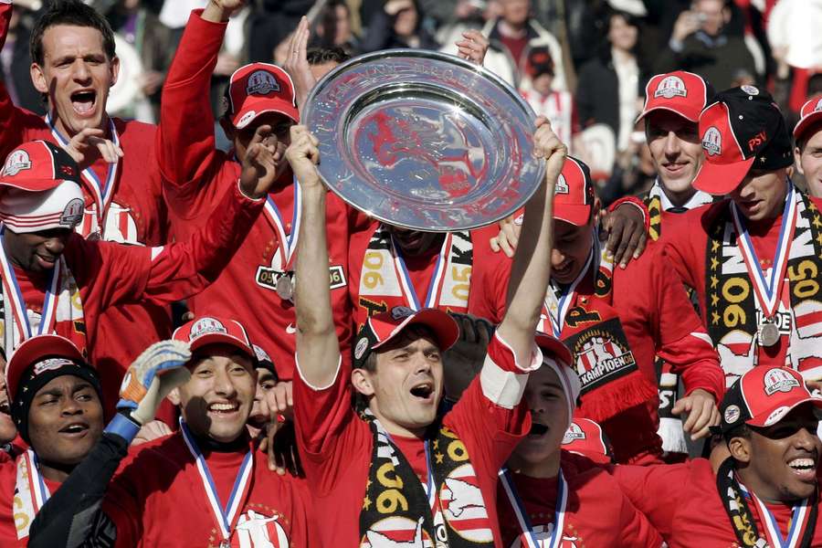 Philip Cocu viert in 2006 als speler de 19e titel met PSV