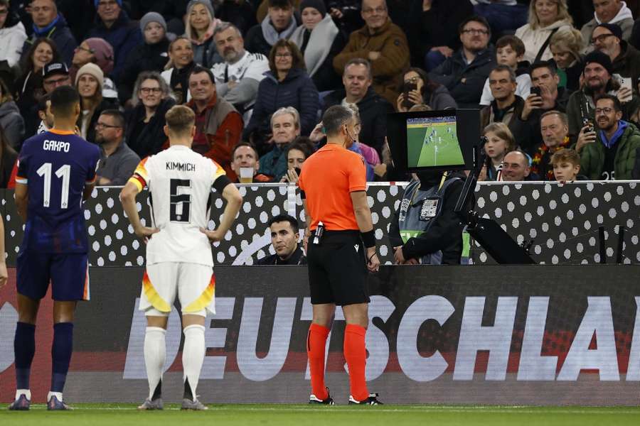 Schiedsrichter Slavko Vincic (r.) beim Länderspiel zwischen Deutschland und der Niederlande.