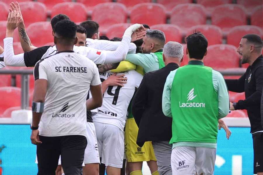 Jogadores do Farense celebram golo do empate