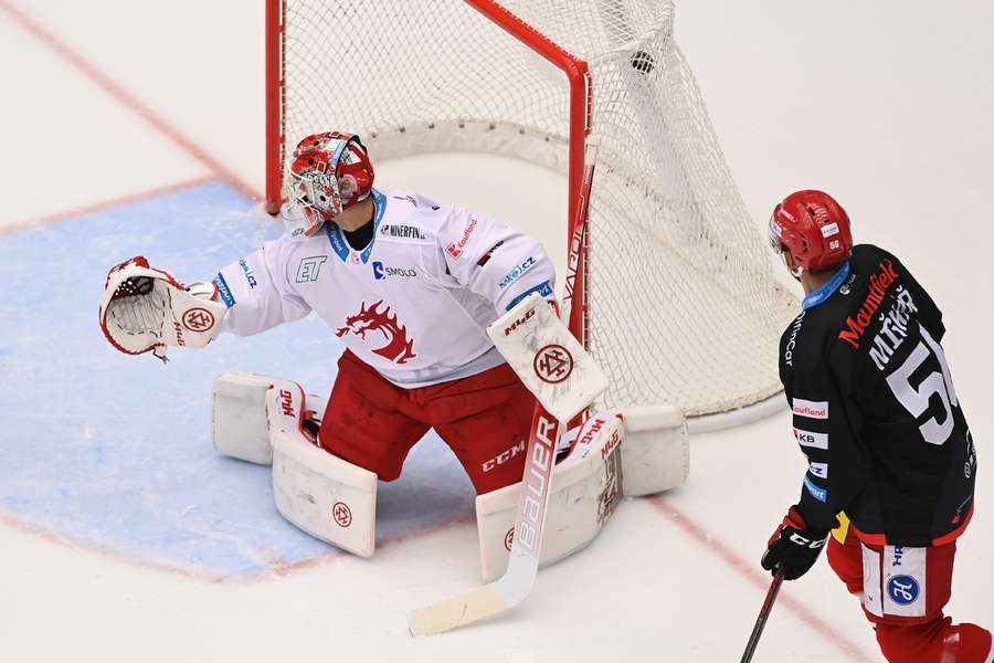 Třinecký Marek Mazanec inkasoval od Hradce pět branek.