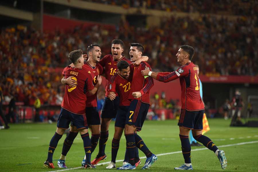 España celebra el tanto de Morata ante Escocia