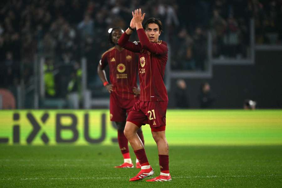 Dybala esce tra gli applausi