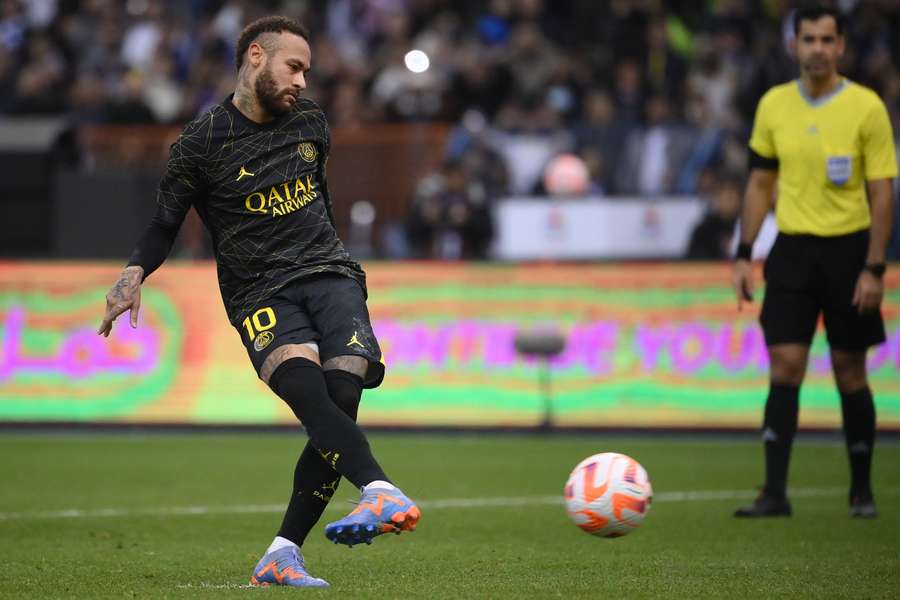 Al Owais apără lovitura de la 11 metri trimisă de Neymar Al Owais apără lovitura de la 11 metri trimisă de Neymar