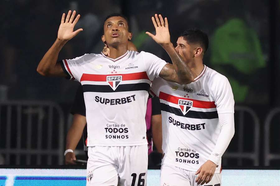 Após gol pelo São Paulo, Luiz Gustavo relata drama e superação: "Palavra é gratidão"