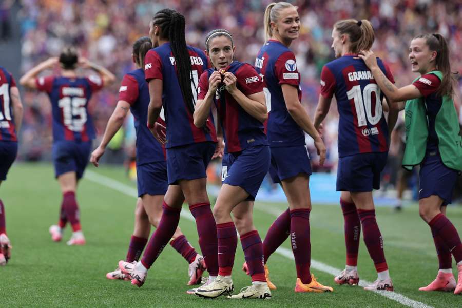 Aitana Bonmatí celebra con sus compañeras su gol en la final