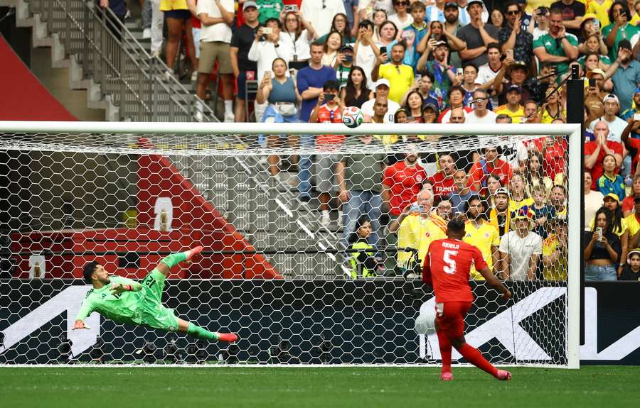 Akanji zielte bei seinem Elfmeter Akanji zielte bei seinem Elfmeter
