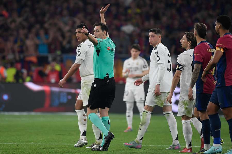 De Burgos Bengoechea anula el penalti sobre Raphinha