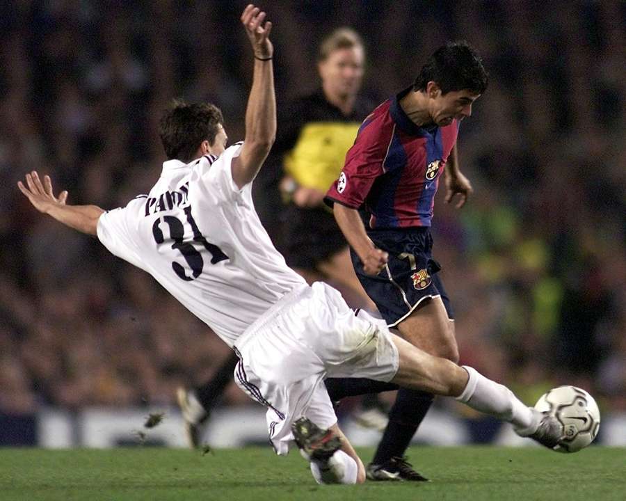 Pavón réussit un tacle devant Saviola lors du Clásico d'avril 2002 remporté par le Real Madrid (2-0)