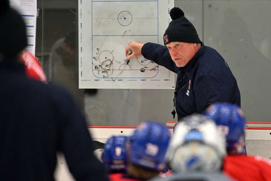 Radim Rulík udílí pokyny na tréninku reprezentace.