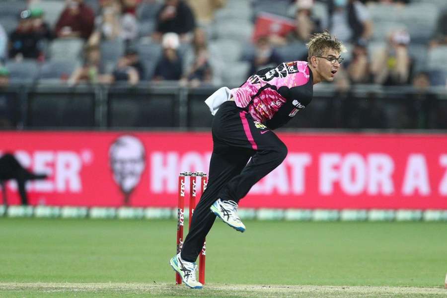 Todd Murphy bowling during a Big Bash League clash between the Melbourne Renegades and the Sydney Sixers 