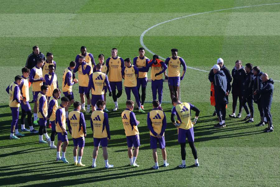 Os jogadores do Real Madrid reunidos antes do início do treino.
