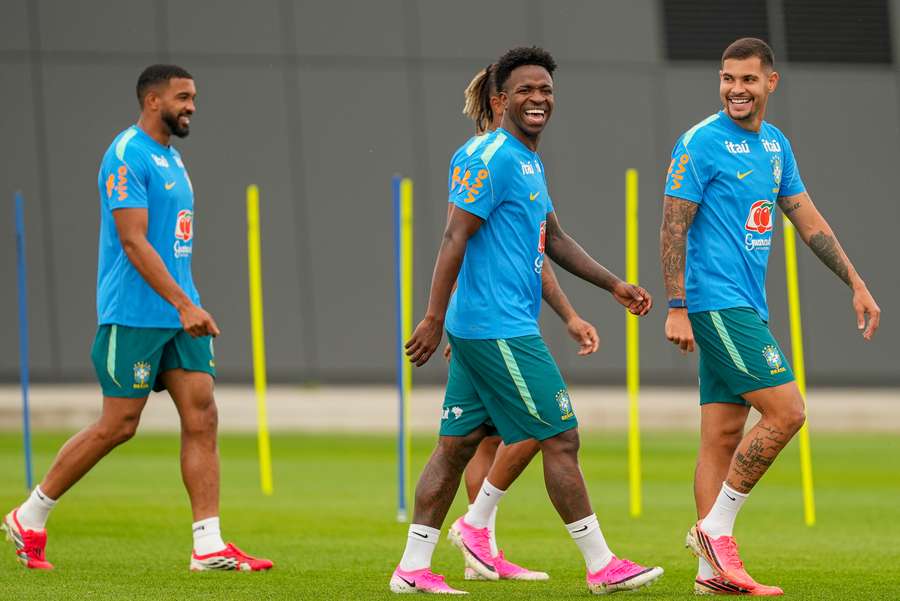 Vini Jr. e Bruno Guimarães em treino do Brasil nos EUA