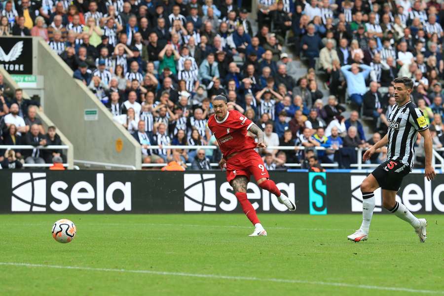 Liverpool vinder smal sejr over Newcastle trods udvisning på St.James Park