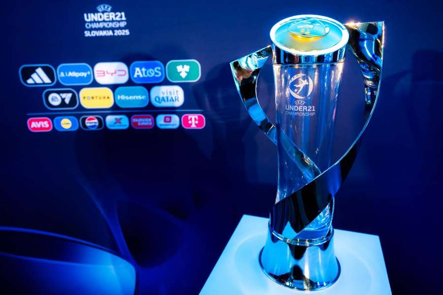 Trofej, o ktorú si to rozdá 16 tímov. Medzi nimi nechýba ani Slovensko.